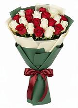 Букет Микс из красных и белых роз в Рогачево