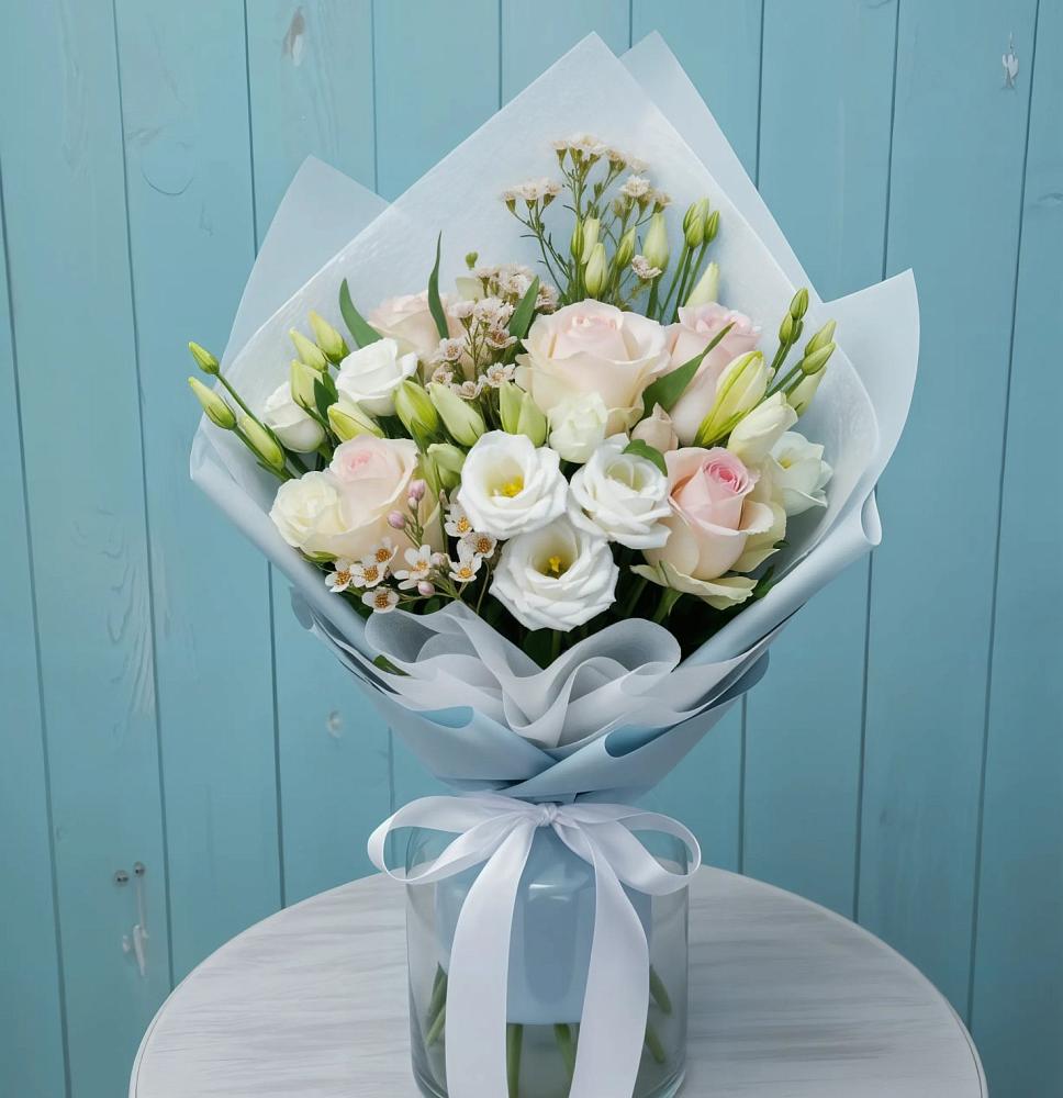 Букет цветов из: Розы и Лизиантусы в Рогачево