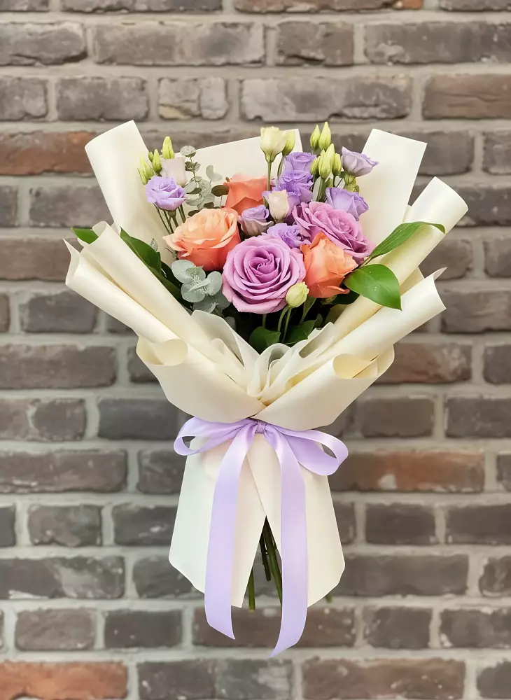 Букет цветов из: Лизиантусы и Розы в Рогачево