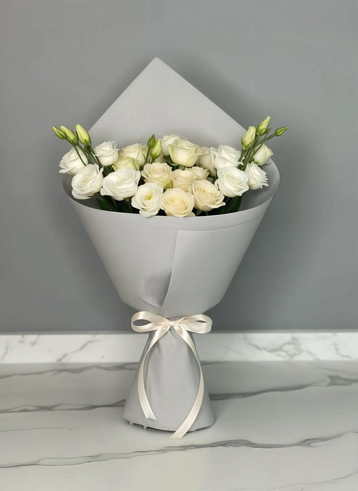 Букет цветов из: Розы и Лизиантусы в Рогачево