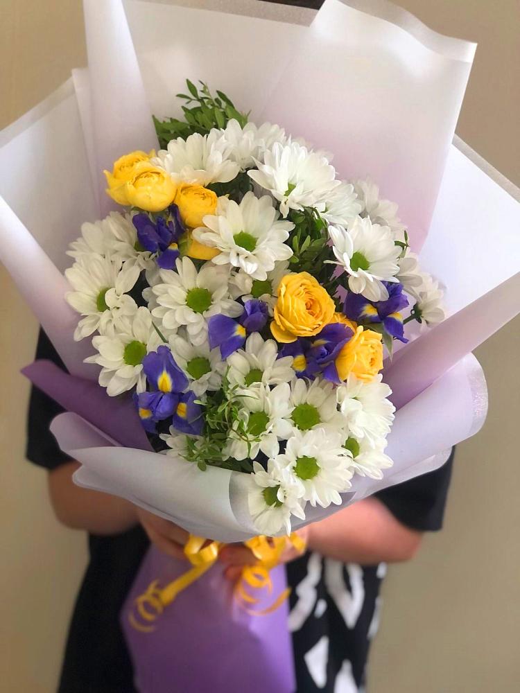Букет цветов из: Ирисы, Хризантемы и Розы в Рогачево