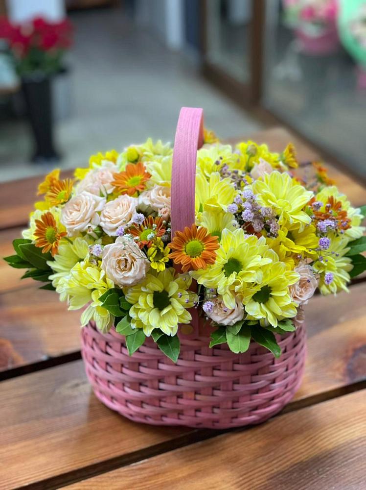 Цветочная композиция из Хризантемы и Розы в корзине в Рогачево