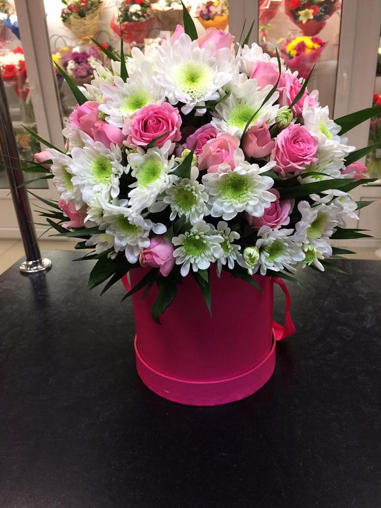 Цветочная композиция из Розы и Хризантемы в шляпной коробке в Рогачево