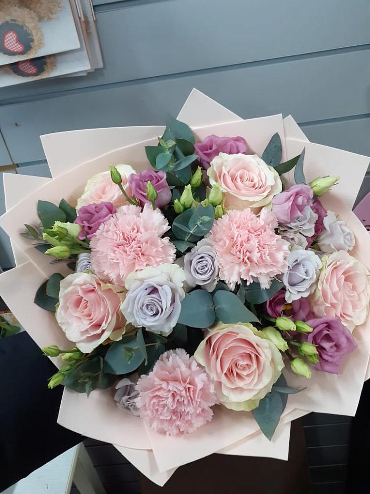 Букет цветов из: Розы, Гвоздики и Лизиантусы в Рогачево