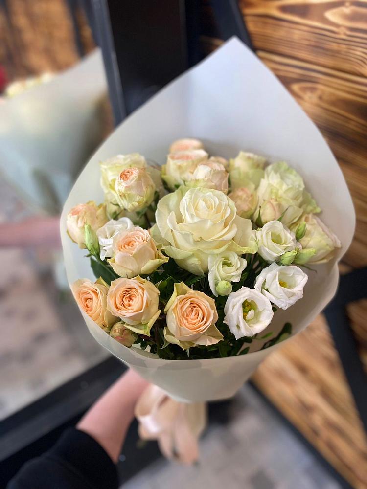 Букет цветов из: Розы и Лизиантусы в Рогачево