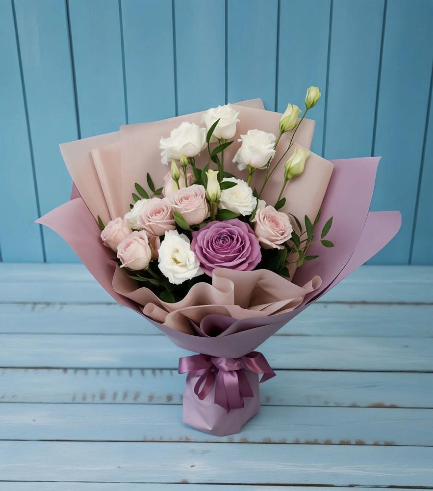 Букет цветов из: Розы и Лизиантусы в Рогачево